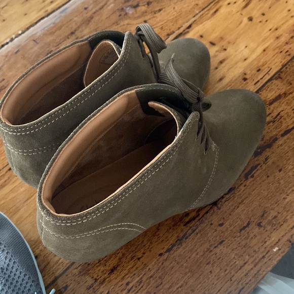 Clark’s leather upper, lace up dark olive suede. Women’s booties, ankle chunky - Picture 13 of 13